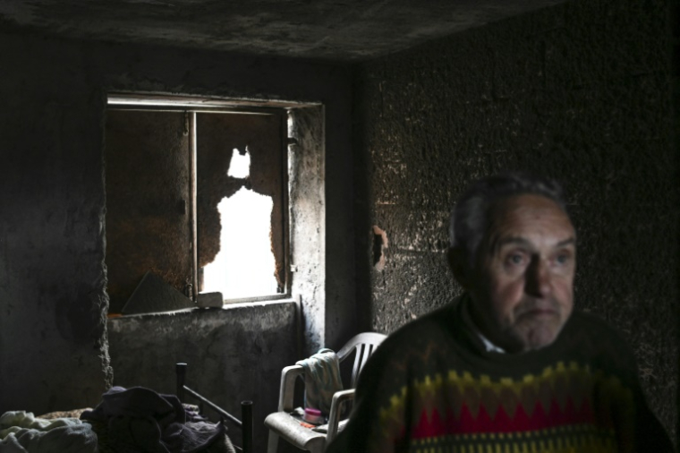 Antonio Lemos, un aide-cuisinier à la retraite, dans une maison abandonnée où il vit, dans le quartier de Belem à Lisbonne, le 17 avril 2025 au Portugal ( AFP / PATRICIA DE MELO MOREIRA )