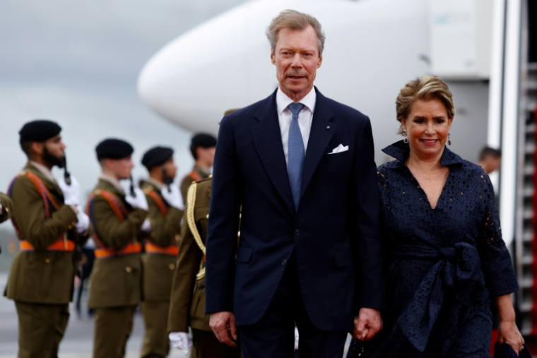 Le Grand-Duc Henri de Luxembourg, photographié en 2024 avec la Grande-Duchesse Maria Teresa, a décidé d'abdiquer pour retrouver « une certaine liberté » après un quart de siècle sur le trône ( AFP / SIMON WOHLFAHRT )
