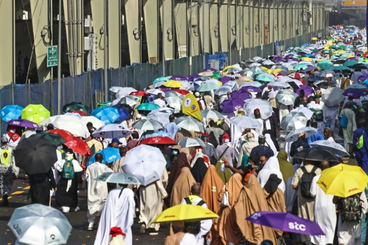 Des pèlerins musulmans rentrent chez eux après avoir accompli le rituel de la lapidation de Satan lors du pèlerinage du Hajj à Mina, le 27 mai 2026 en Arabie saoudite ( AFP / Zain JAAFAR )