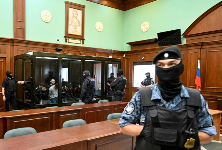 Un groupe de prévenus accusés d'avoir participé à l'attaque à main armée perpétrée en 2024 dans la salle de concert Crocus City Hall, qui a fait 149 morts, comparaît devant le tribunal de Moscou le 4 août 2025 ( AFP / Alexander NEMENOV )