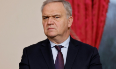 François-Noël Buffet à l'hôtel Matignon, le 26 février 2025 à Paris ( AFP / Ludovic MARIN )