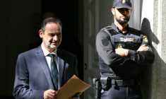 L'ex-ministre espagnol des Transports José Luis Ábalos quitte la Cour suprême, à Madrid, le 15 octobre 2025 ( AFP / Javier SORIANO )