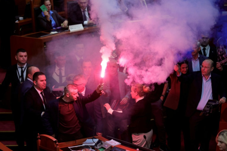 Des députés de l'opposition allument des fumigènes lors d'une séance au Parlement, le 29 octobre 2026 à Tirana, en Albanie ( AFP / Adnan Beci )