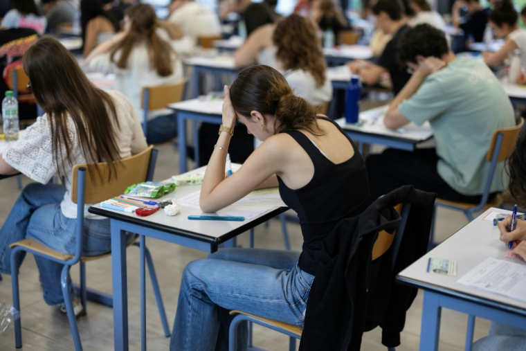 Pendant l'épreuve de philosophie du bac à Quimper, le 15 juin 2026 ( AFP / Fred TANNEAU )