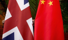 Photo d'archives des drapeaux de la Grande-Bretagne et de la Chine