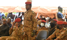 Le nouveau chef de la junte, le capitaine Ibrahim Traoré (c), lors d'une cérémonie au camp militaire du général Sangoule Lamizana à Ouagadougou, le 8 octobre 2022 au Burkina Faso ( AFP / Issouf SANOGO )