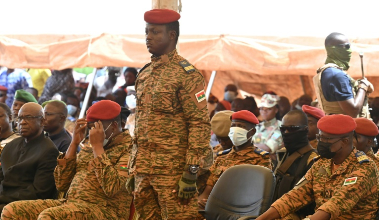 Le nouveau chef de la junte, le capitaine Ibrahim Traoré (c), lors d'une cérémonie au camp militaire du général Sangoule Lamizana à Ouagadougou, le 8 octobre 2022 au Burkina Faso ( AFP / Issouf SANOGO )