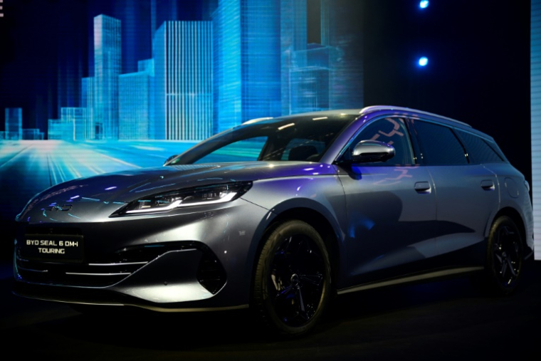 Une voiture de tourisme Seal 6 DM-i de la multinationale chinoise de véhicules électriques BYD, exposée au Salon international de l'automobile IAA, le 8 septembre 2025 à Munich, dans le sud de l'Allemagne ( AFP / Tobias SCHWARZ )