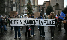 Des membres du collectif identitaire Némésis lors d'un rassemblement de soutien à la police à Toulouse, le 31 janvier 20256 ( AFP / Lionel BONAVENTURE )