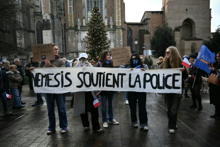 Des membres du collectif identitaire Némésis lors d'un rassemblement de soutien à la police à Toulouse, le 31 janvier 20256 ( AFP / Lionel BONAVENTURE )