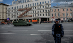 Un véhicule militaire passe devant une lettre Z géante, insigne tactique des troupes russes en Ukraine, avant la répétition générale du défilé militaire du Jour de la Victoire, le 7 mai 2025 à Moscou ( AFP / Angelos TZORTZINIS )