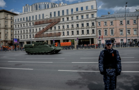 Un véhicule militaire passe devant une lettre Z géante, insigne tactique des troupes russes en Ukraine, avant la répétition générale du défilé militaire du Jour de la Victoire, le 7 mai 2025 à Moscou ( AFP / Angelos TZORTZINIS )