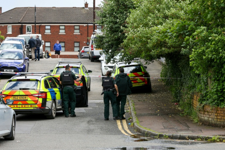 Des policiers sur les lieux d'une agression au couteau avenue Kinnaird, dans le nord de Belfast, en Irlande du Nord, le 9 juin 2026 ( AFP / Paul Faith )