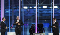 Le candidat du Parti socialiste Antonio Jose Seguro (à gauche) s'entretient avec le candidat indépendant et amiral Henrique Gouveia e Melo (au centre) à côté du candidat de Chega, André Ventura (à droite), avant un débat télévisé avec les autres candidats à la présidence en vue des élections du 18 janvier, à Lisbonne, le 6 janvier 2026 ( AFP / PATRICIA DE MELO MOREIRA )