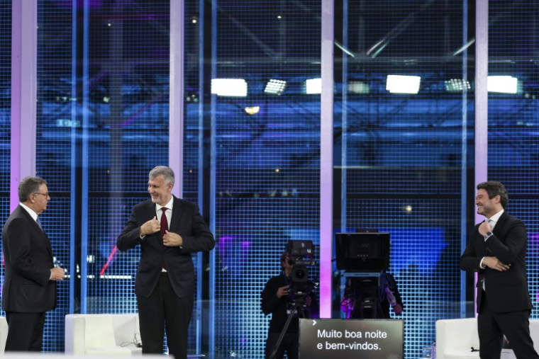 Le candidat du Parti socialiste Antonio Jose Seguro (à gauche) s'entretient avec le candidat indépendant et amiral Henrique Gouveia e Melo (au centre) à côté du candidat de Chega, André Ventura (à droite), avant un débat télévisé avec les autres candidats à la présidence en vue des élections du 18 janvier, à Lisbonne, le 6 janvier 2026 ( AFP / PATRICIA DE MELO MOREIRA )