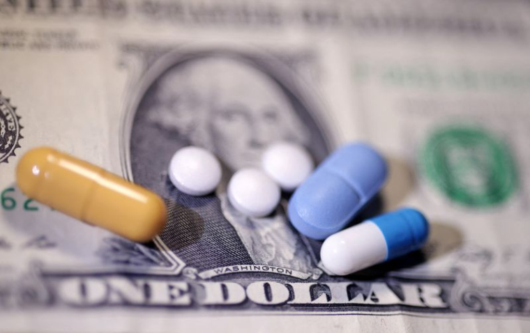 Une illustration montre un billet de banque en dollars américains et des médicaments.