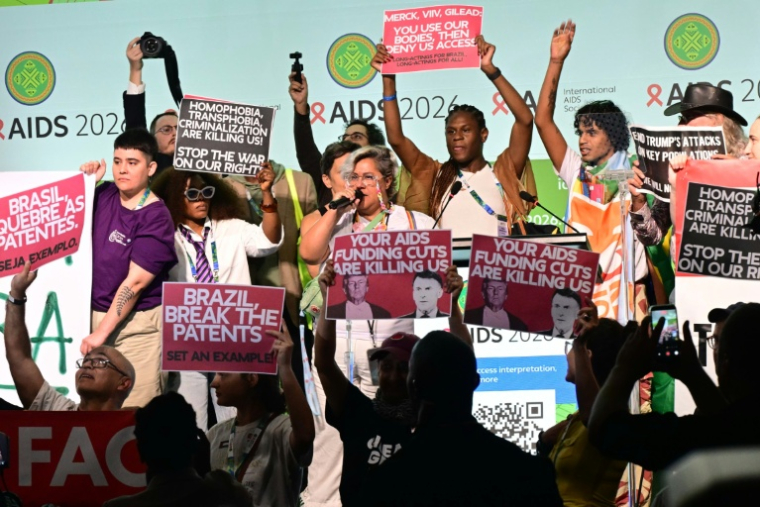 Des manifestants protestent contre la baisse des financements lors de l'ouverture de la 26e édition de la Conférence internationale sur le sida à Rio de Janeiro, au Brésil, le 27 juillet 2026 ( AFP / Pablo PORCIUNCULA )