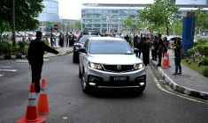 Le convoi transportant l'ex-Premier ministre malaisien Najib Razak arrive au palais de justice de Putrajaya, en Malaisie, le 26 décembre 2025 ( AFP / Mohd RASFAN )