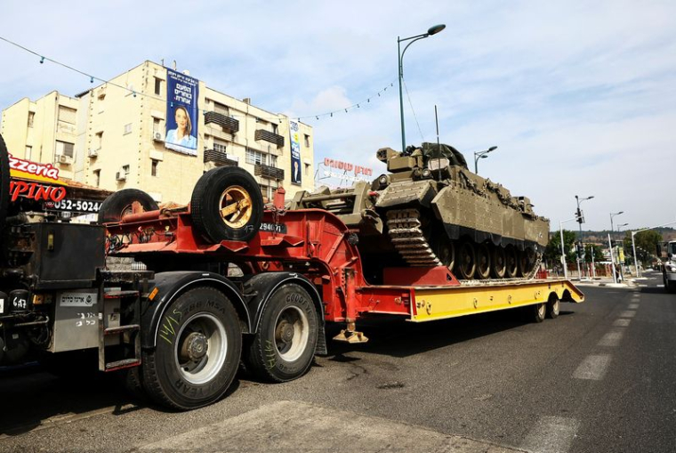 Transporteur de chars sur une route à Kiryat Shmona, dans le nord d'Israël