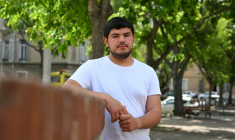 Le militant écologiste Amine Kessaci pose à Marseille le 27 mai 2024 ( AFP / Nicolas TUCAT )