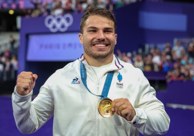 Antoine Dupont avec sa médaille d'or en rugby à sept au Stade de France