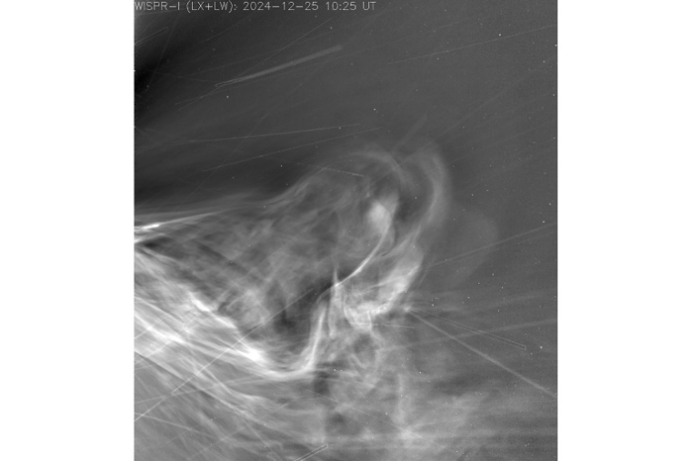 Une image fournie par la Nasa le 15 juillet 2025, prise par la sonde Parker pendant son approche record du Soleil en décembre 2024, montre le vent solaire s'échappant de la surface de l'astre ( NASA/Johns Hopkins APL/Naval Research Lab / Handout )