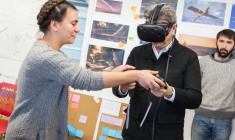 Jean-Luc Mélenchon utilise un casque de réalité virtuelle lors d'une visite à l'école nationale du jeu vidéo et des médias interactifs le 27 janvier 2017 à Angoulême ( AFP / Yohan BONNET )