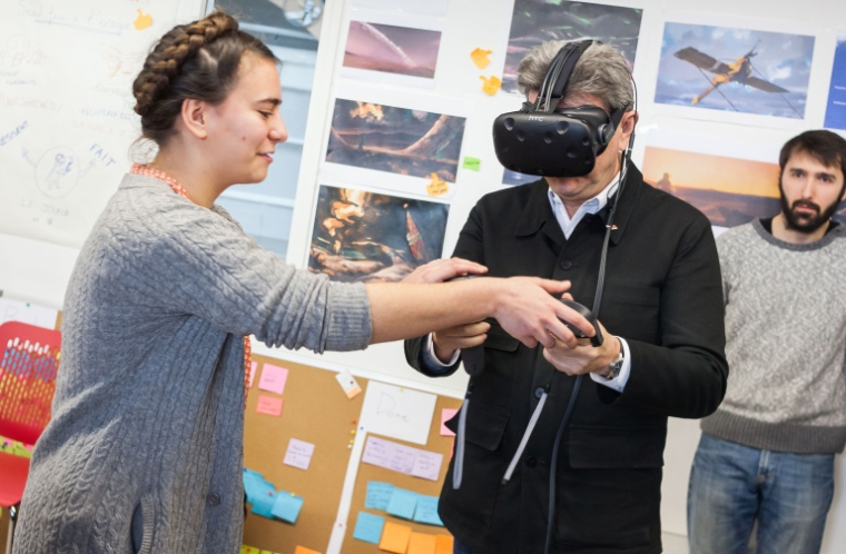 Jean-Luc Mélenchon utilise un casque de réalité virtuelle lors d'une visite à l'école nationale du jeu vidéo et des médias interactifs le 27 janvier 2017 à Angoulême ( AFP / Yohan BONNET )