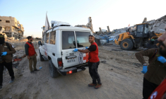 Une voiture du Comité international de la Croix-Rouge s'apprête à récupérer le corps d'un otage à Beit Lahia, dans le nord de la bande de Gaza, le 3 décembre 2025 ( AFP / - )