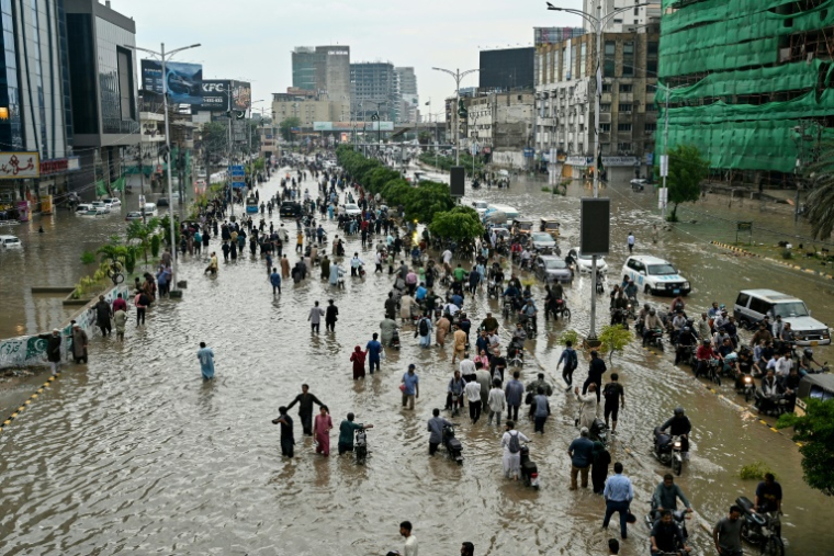 Une rue inondée à Karachi, le 19 août 2025 au Pakistan ( AFP / Asif HASSAN )