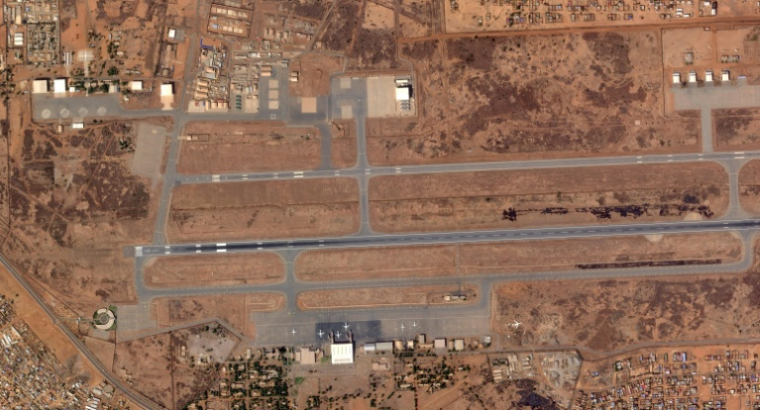 Photo satellite fournie par 2026 Planet Labs PBC le 29 janvier 2026, montrant l'aéroport de Niamey, au Niger, où des dégâts sont visibles sur les toits de hangars ( 2026 Planet Labs PBC / - )