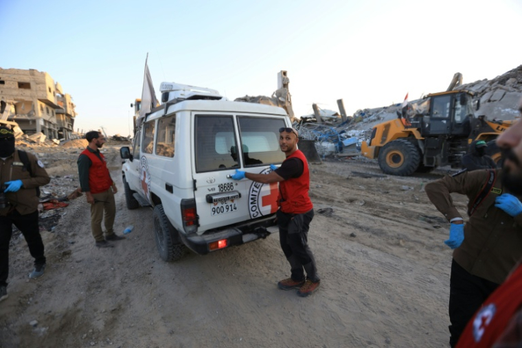 Une voiture du Comité international de la Croix-Rouge s'apprête à récupérer le corps d'un otage à Beit Lahia, dans le nord de la bande de Gaza, le 3 décembre 2025 ( AFP / - )