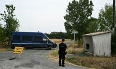 Un gendarme monte la garde sur une route barrée menant au site des recherches pour retrouver le corps de Delphine Jubillar, disparue en décembre 2020, à Villeneuve-sur-Vère, le 16 juillet 2026 dans le Tarn ( AFP / Lionel BONAVENTURE )