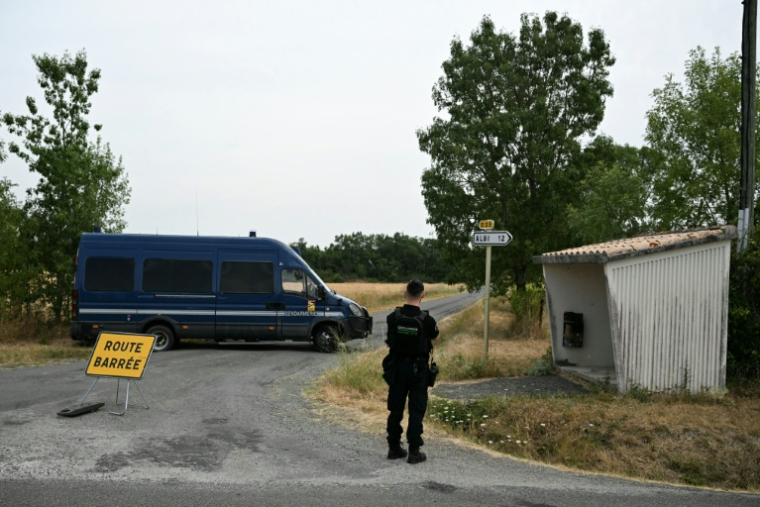 Un gendarme monte la garde sur une route barrée menant au site des recherches pour retrouver le corps de Delphine Jubillar, disparue en décembre 2020, à Villeneuve-sur-Vère, le 16 juillet 2026 dans le Tarn ( AFP / Lionel BONAVENTURE )