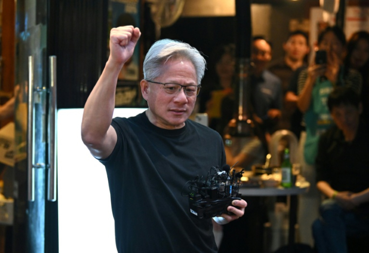 Le directeur général de Nvidia, Jensen Huang, s’adresse aux journalistes, Séoul, le 5 juin 2026 ( AFP / Jung Yeon-je )
