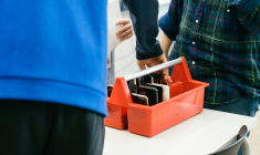 Un élève dépose son smartphone dans une boîte spéciale au début de la journée au collège Kungsvägens skola, le 21 août 2025 à Sipoo, en Finlande ( AFP / Alessandro RAMPAZZO )