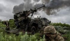 Des soldats ukrainiens tirent un obusier César vers des positions russes, près d'Avdiivka en Ukraine