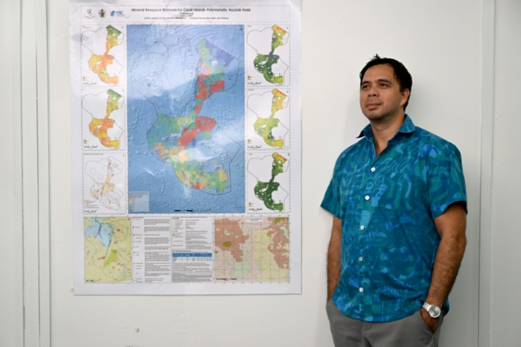 Edward Herman, de l'Autorité des minéraux des fonds marins des îles Cook, lors d'une interview avec l'AFP, le 12 juin 2025 à Rarotonga, aux îles Cook ( AFP / William WEST )