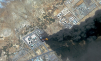 Photo satellite diffusée par Planet Labs PBC montrant de la fumée s'élevant au-dessus de Port-Soudan après une frappe contre un dépôt de carburant, le 6 mai 2025 ( Planet Labs PBC / - )