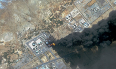 Photo satellite diffusée par Planet Labs PBC montrant de la fumée s'élevant au-dessus de Port-Soudan après une frappe contre un dépôt de carburant, le 6 mai 2025 ( Planet Labs PBC / - )