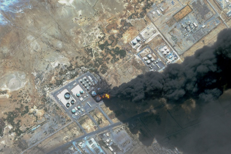 Photo satellite diffusée par Planet Labs PBC montrant de la fumée s'élevant au-dessus de Port-Soudan après une frappe contre un dépôt de carburant, le 6 mai 2025 ( Planet Labs PBC / - )