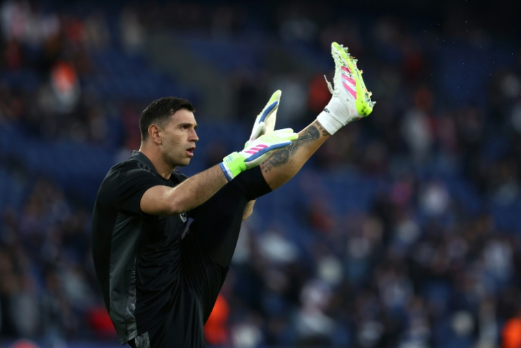 Le gardien argentin d'Aston Villa Emiliano Martinez pendant l'échauffement avant le quart de finale aller de C1 contre le Paris Saint-Germain, au Parc des Princes, le 9 avril 2025 ( AFP / FRANCK FIFE )