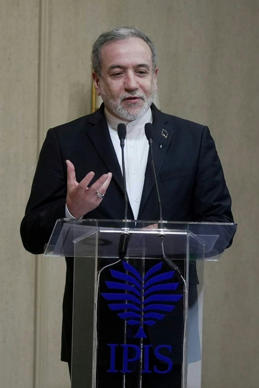 Cette photo diffusée par le ministère iranien des Affaires étrangères montre le chef de la diplomatie, Abbas Araghchi s'exprimer lors d'un forum à Téhéran, le 8 février 2026 ( Iran's Foreign Minister / - )