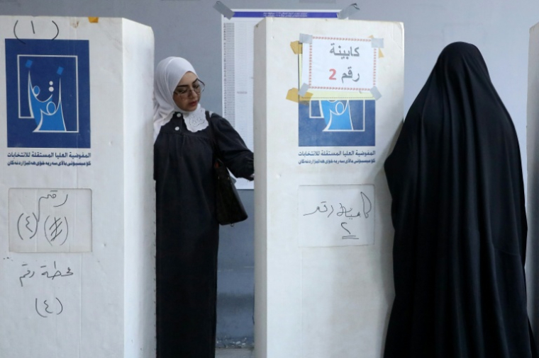 Des électrices votent à Nassiriya, lors des élections législatives, le 11 novembre 2025 dans la province de Dhi Qar, en Irak  ( AFP / Asaad NIAZI )