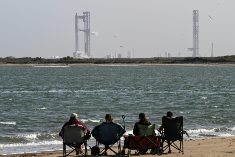Des personnes assises pour observer un lancement de la fusée Starship de SpaceX, près de Boca Chica au Texas, le 6 mars 2025 ( AFP / RONALDO SCHEMIDT )