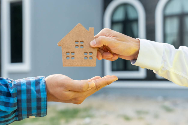 Aider ses enfants à acheter un logement : donation ou prêt ? / iStock.com - Nuttawan Jayawan