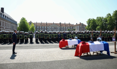Le ministre de l'Intérieur, à gauche, lors de l'hommage rendu à La Fère, le 16 juin 2025, dans l'Aisne, aux deux sapeurs-pompiers décédés en intervention lors d'un incendie à Laon ( AFP / Sameer AL-DOUMY )