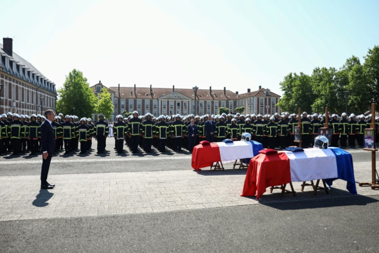 Le ministre de l'Intérieur, à gauche, lors de l'hommage rendu à La Fère, le 16 juin 2025, dans l'Aisne, aux deux sapeurs-pompiers décédés en intervention lors d'un incendie à Laon ( AFP / Sameer AL-DOUMY )