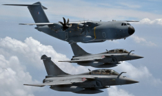 Deux Rafale et un Airbus A400M, en 2022, dans le ciel d'Indonésie (illustration) ( AFP / ADEK BERRY )