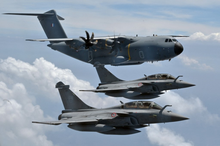 Deux Rafale et un Airbus A400M, en 2022, dans le ciel d'Indonésie (illustration) ( AFP / ADEK BERRY )